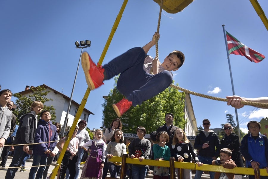 Idiazabal se vistió de gala para celebrar una de las citas fetivas más importante de la localidad, la Feria del Queso Vasco . Cientos de personas aprovecharon la soleada jornada para acercarse hasta allí y partipar en los numerosos actos y actividades organizadas a lo largo de la mañana de ayer. Una feria que reunió a 29 productores de queso con Denominación de Origen Idiazabal y Ossau Iraty.