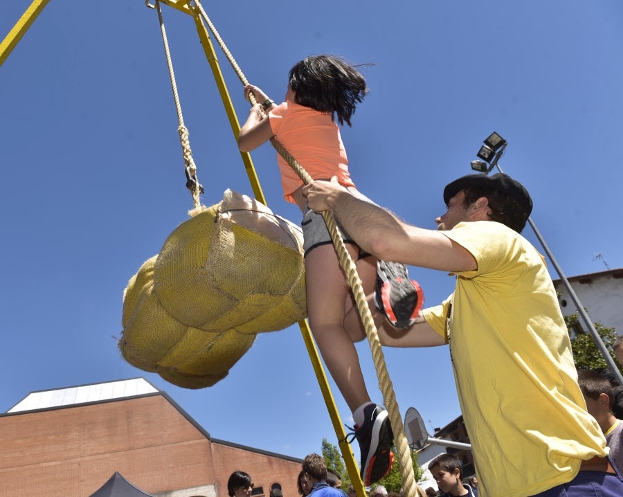 Idiazabal se vistió de gala para celebrar una de las citas fetivas más importante de la localidad, la Feria del Queso Vasco . Cientos de personas aprovecharon la soleada jornada para acercarse hasta allí y partipar en los numerosos actos y actividades organizadas a lo largo de la mañana de ayer. Una feria que reunió a 29 productores de queso con Denominación de Origen Idiazabal y Ossau Iraty.