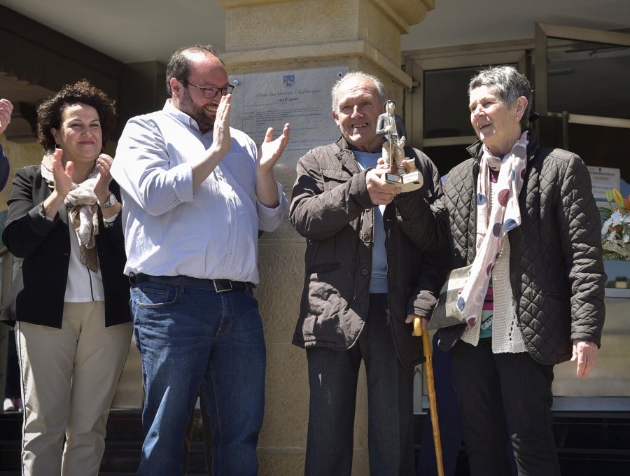 Idiazabal se vistió de gala para celebrar una de las citas fetivas más importante de la localidad, la Feria del Queso Vasco . Cientos de personas aprovecharon la soleada jornada para acercarse hasta allí y partipar en los numerosos actos y actividades organizadas a lo largo de la mañana de ayer. Una feria que reunió a 29 productores de queso con Denominación de Origen Idiazabal y Ossau Iraty.