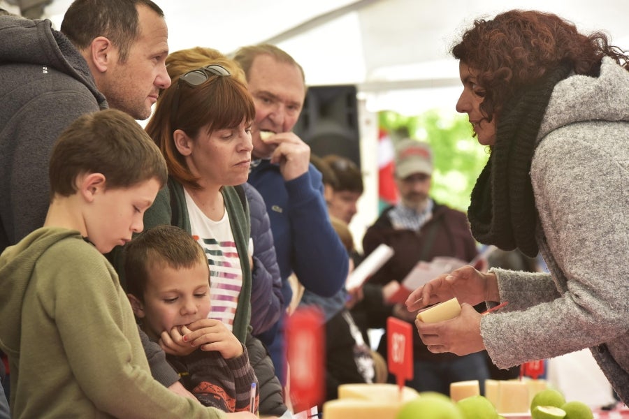 Idiazabal se vistió de gala para celebrar una de las citas fetivas más importante de la localidad, la Feria del Queso Vasco . Cientos de personas aprovecharon la soleada jornada para acercarse hasta allí y partipar en los numerosos actos y actividades organizadas a lo largo de la mañana de ayer. Una feria que reunió a 29 productores de queso con Denominación de Origen Idiazabal y Ossau Iraty.
