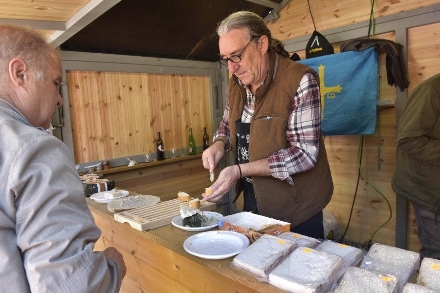 Idiazabal se vistió de gala para celebrar una de las citas fetivas más importante de la localidad, la Feria del Queso Vasco . Cientos de personas aprovecharon la soleada jornada para acercarse hasta allí y partipar en los numerosos actos y actividades organizadas a lo largo de la mañana de ayer. Una feria que reunió a 29 productores de queso con Denominación de Origen Idiazabal y Ossau Iraty.