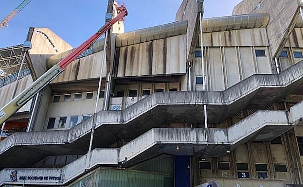 Imagen principal - 1) Accesos al anillo superior de la tribuna Principal que demolerán en las próximas semanas 2) Instalación de los anclajes para colocar las 'bananas' que sujetarán la cobertura azul de ETFE, 3) Nueva rampa de acceso al parking 