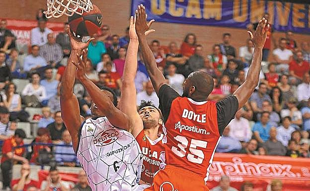 Barro lanza a canasta ante la dura oposición de los jugadores del Murcia Cate y Doyle durante la victoria de ayer. 