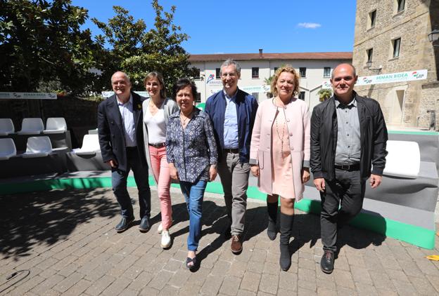 Joseba Egibar y Markel Olano, junto a varios candidatos a alcaldías de Debagoiena, ayer en Bergara.