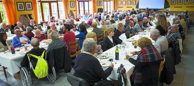 Irungo Atsegiña. Todos los años se organiza en esta sociedad una comida para los residentes de los centros para personas mayores de la ciudad. 
