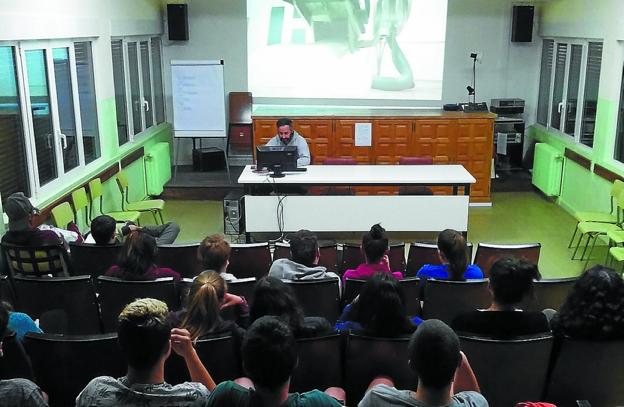 Jóvenes en la Escuela Profesional de Elizondo. 