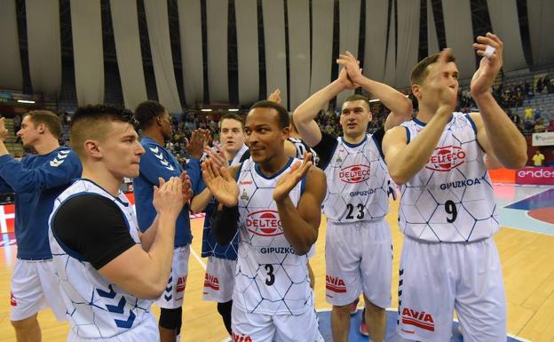 Salvó, Rebec, Barro, Zeisloft, Nevels, Burjanadze y Sekulic saludan tras ganar al Obradoiro. 