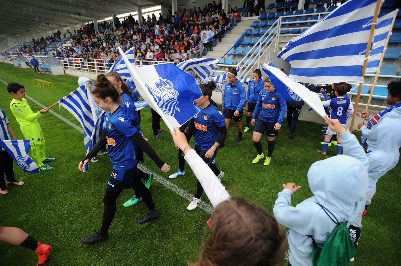 800 alumnos de distintos centros educativos de Gipuzkoa han animado a las jugadoras de la Real Sociedad