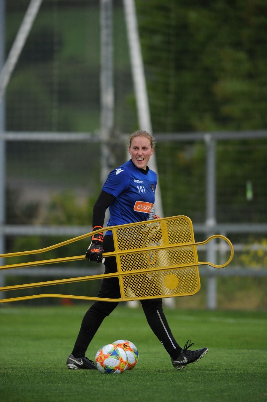 800 alumnos de distintos centros educativos de Gipuzkoa han animado a las jugadoras de la Real Sociedad