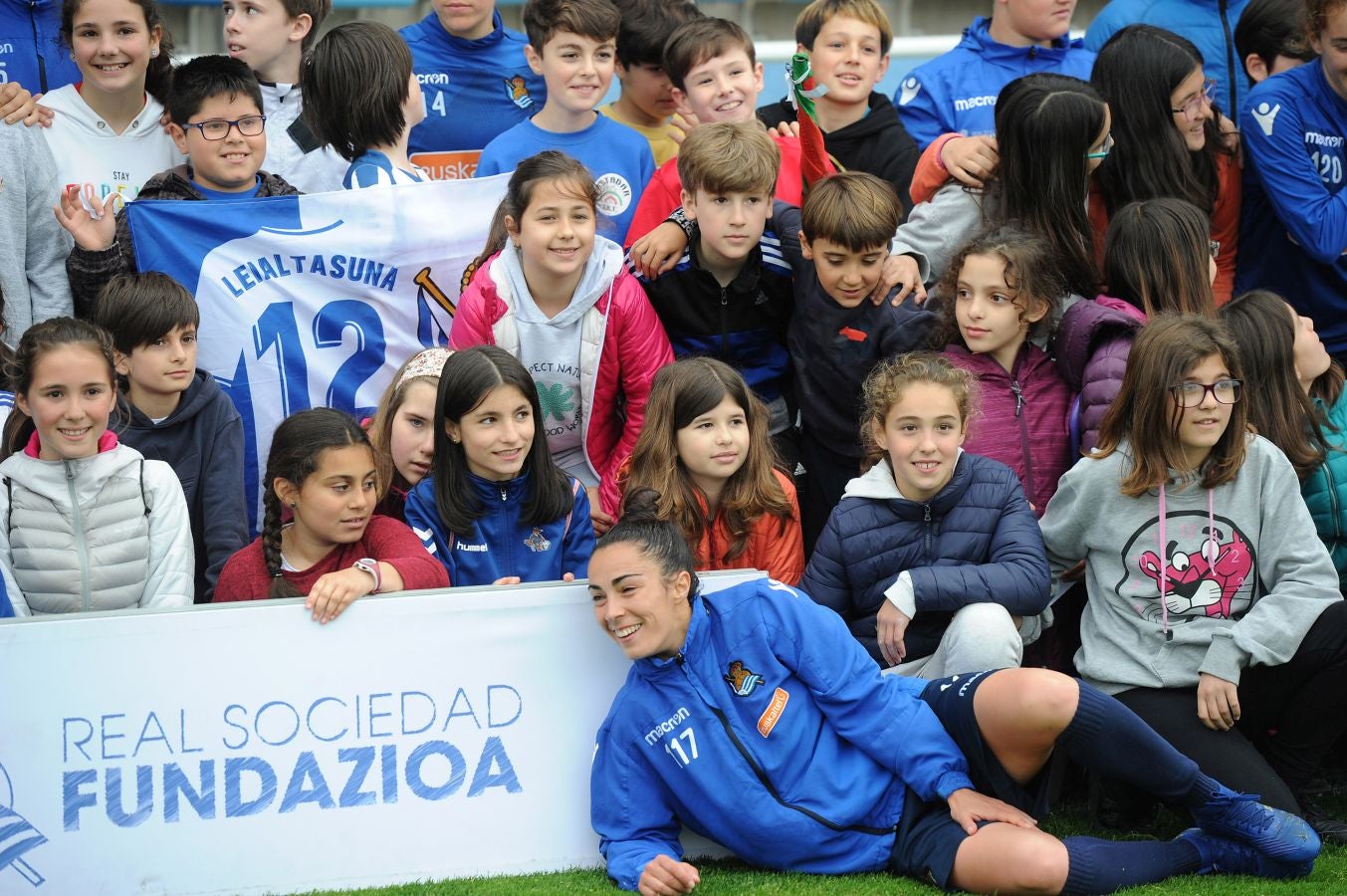 800 alumnos de distintos centros educativos de Gipuzkoa han animado a las jugadoras de la Real Sociedad