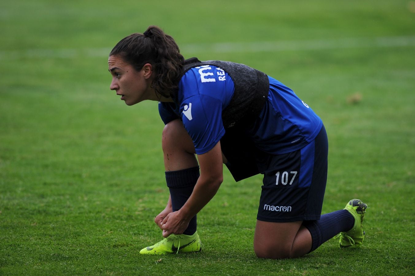 800 alumnos de distintos centros educativos de Gipuzkoa han animado a las jugadoras de la Real Sociedad