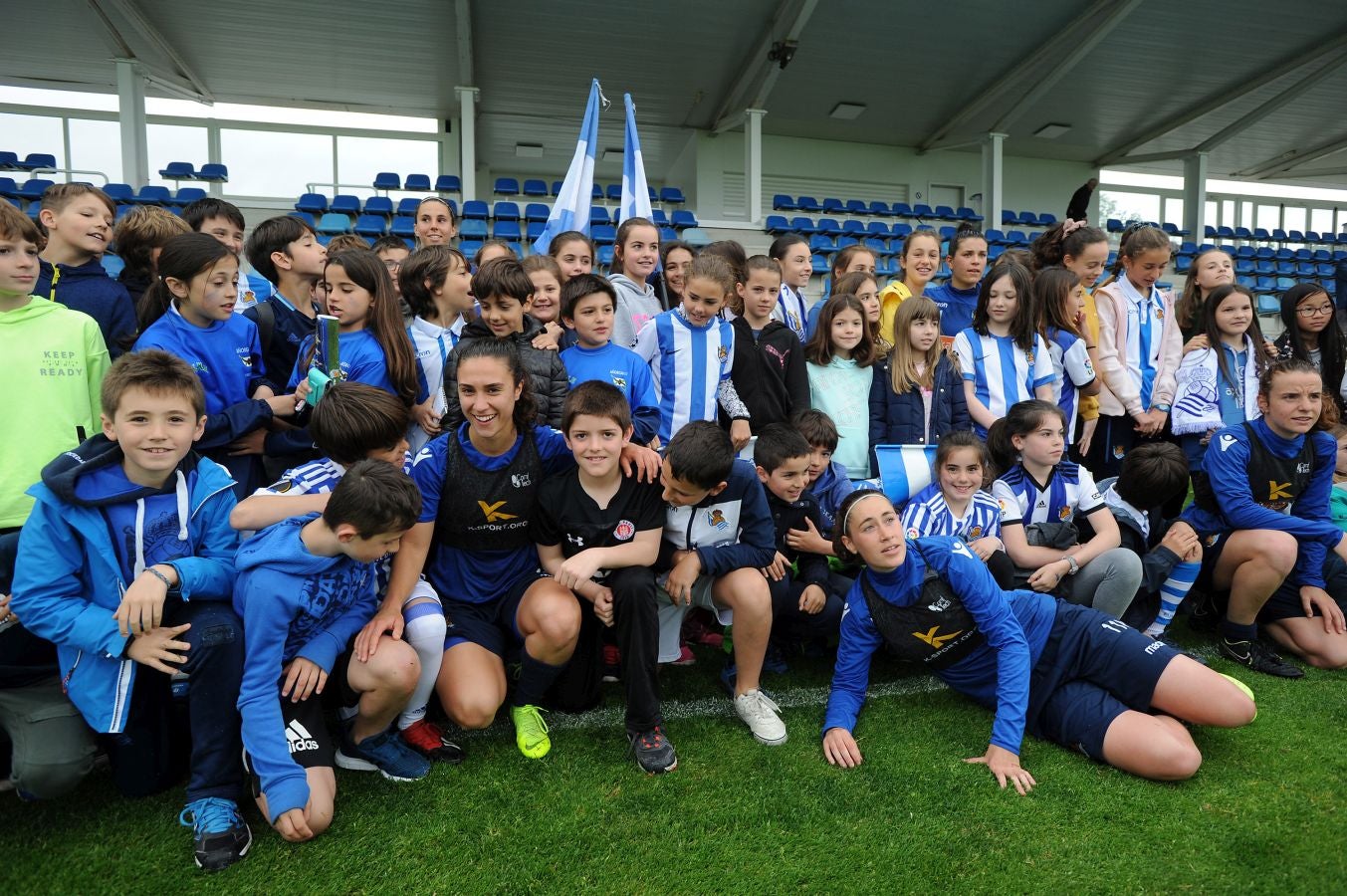 800 alumnos de distintos centros educativos de Gipuzkoa han animado a las jugadoras de la Real Sociedad