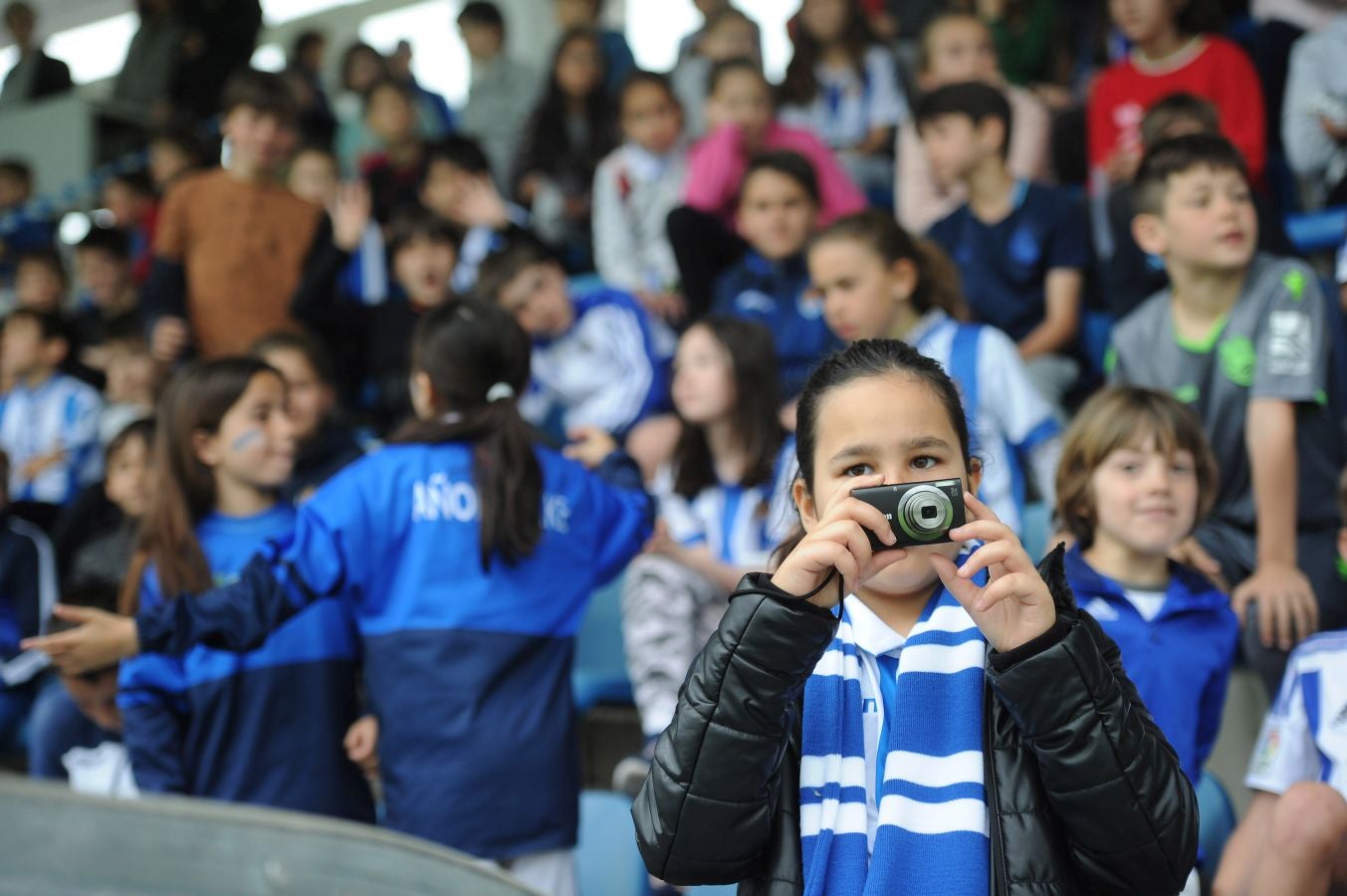 800 alumnos de distintos centros educativos de Gipuzkoa han animado a las jugadoras de la Real Sociedad
