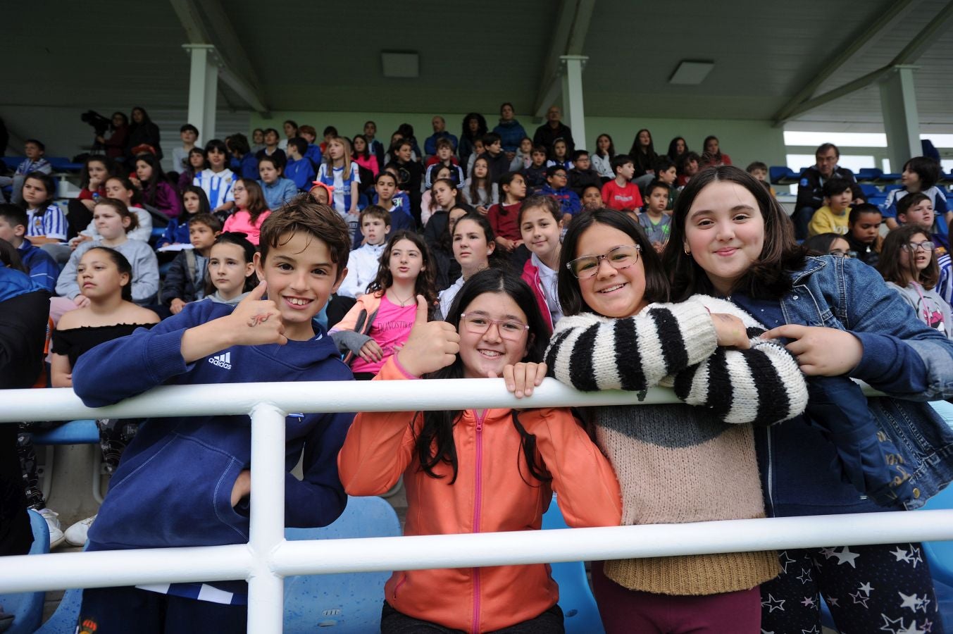 800 alumnos de distintos centros educativos de Gipuzkoa han animado a las jugadoras de la Real Sociedad