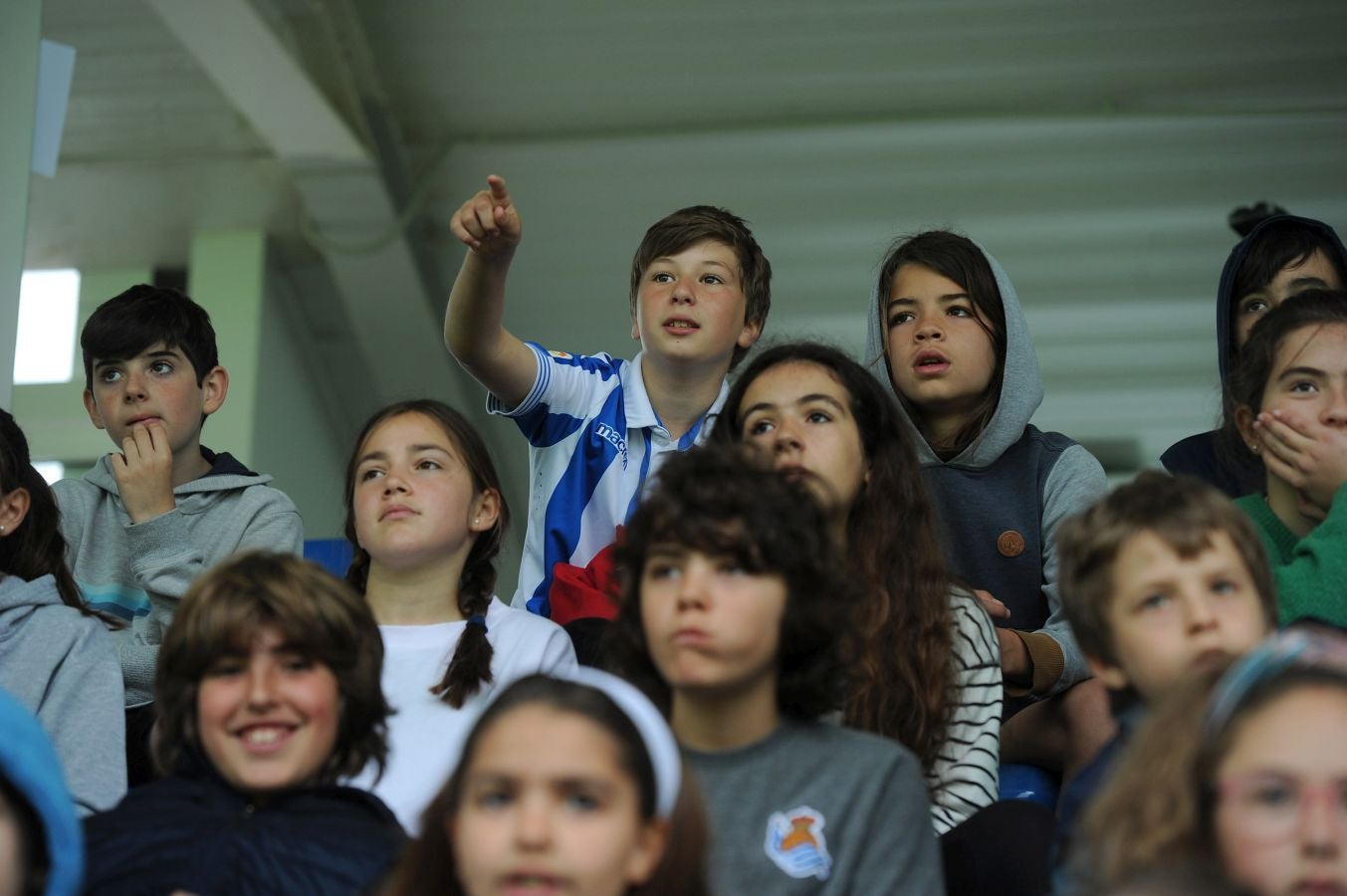 800 alumnos de distintos centros educativos de Gipuzkoa han animado a las jugadoras de la Real Sociedad