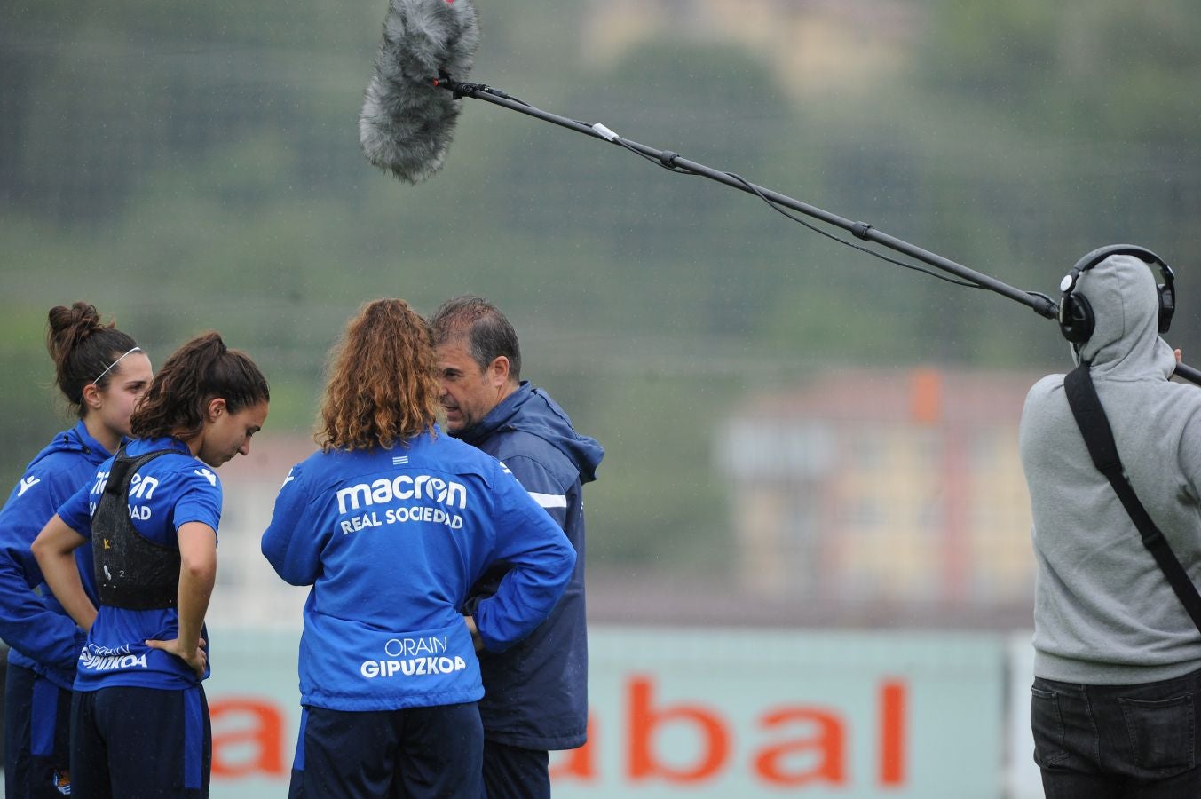 800 alumnos de distintos centros educativos de Gipuzkoa han animado a las jugadoras de la Real Sociedad