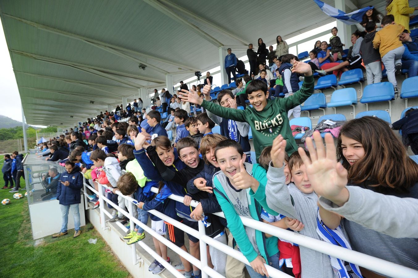 800 alumnos de distintos centros educativos de Gipuzkoa han animado a las jugadoras de la Real Sociedad