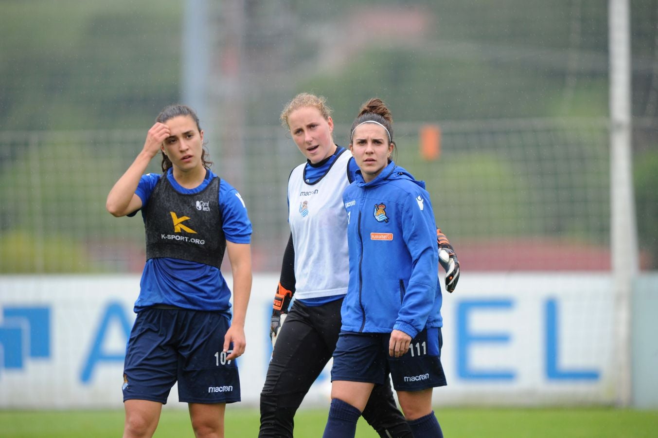800 alumnos de distintos centros educativos de Gipuzkoa han animado a las jugadoras de la Real Sociedad