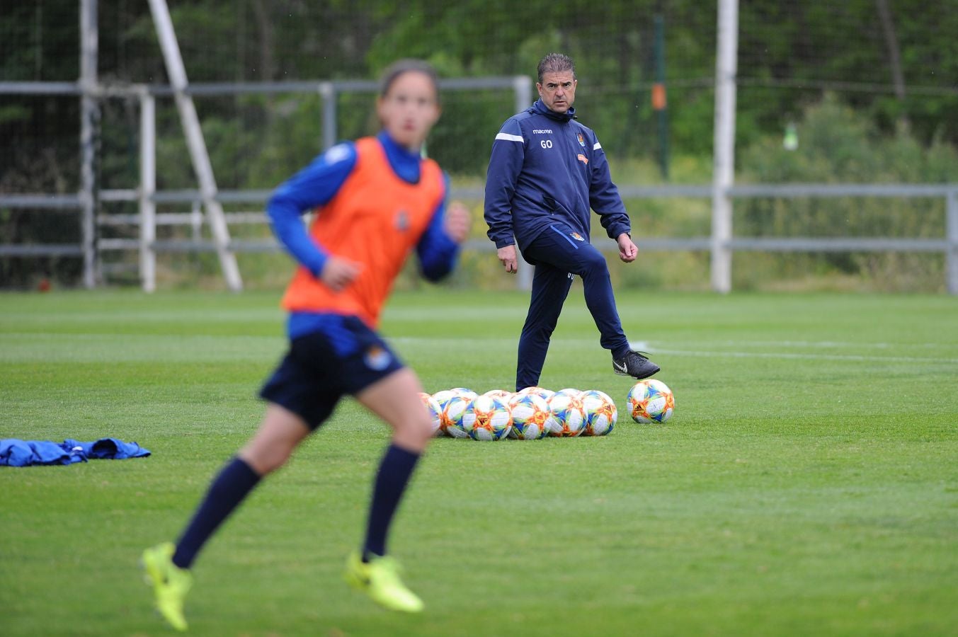 800 alumnos de distintos centros educativos de Gipuzkoa han animado a las jugadoras de la Real Sociedad