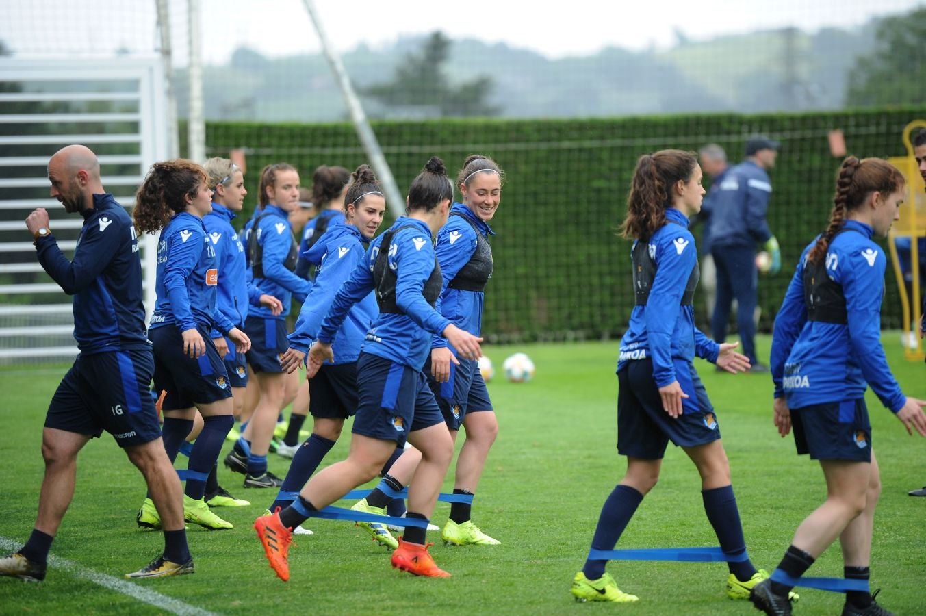 800 alumnos de distintos centros educativos de Gipuzkoa han animado a las jugadoras de la Real Sociedad