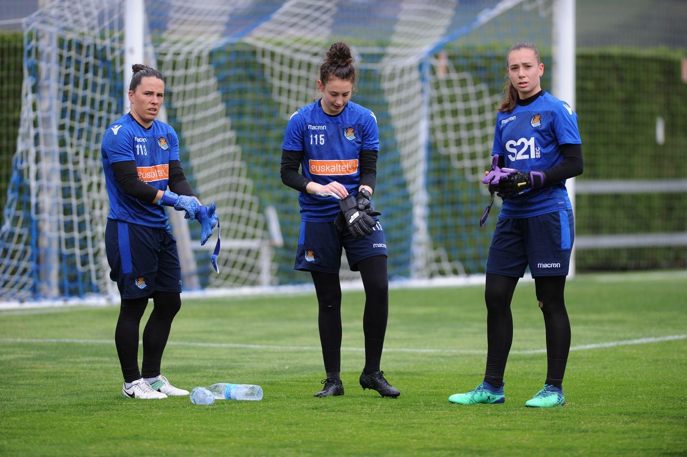 800 alumnos de distintos centros educativos de Gipuzkoa han animado a las jugadoras de la Real Sociedad