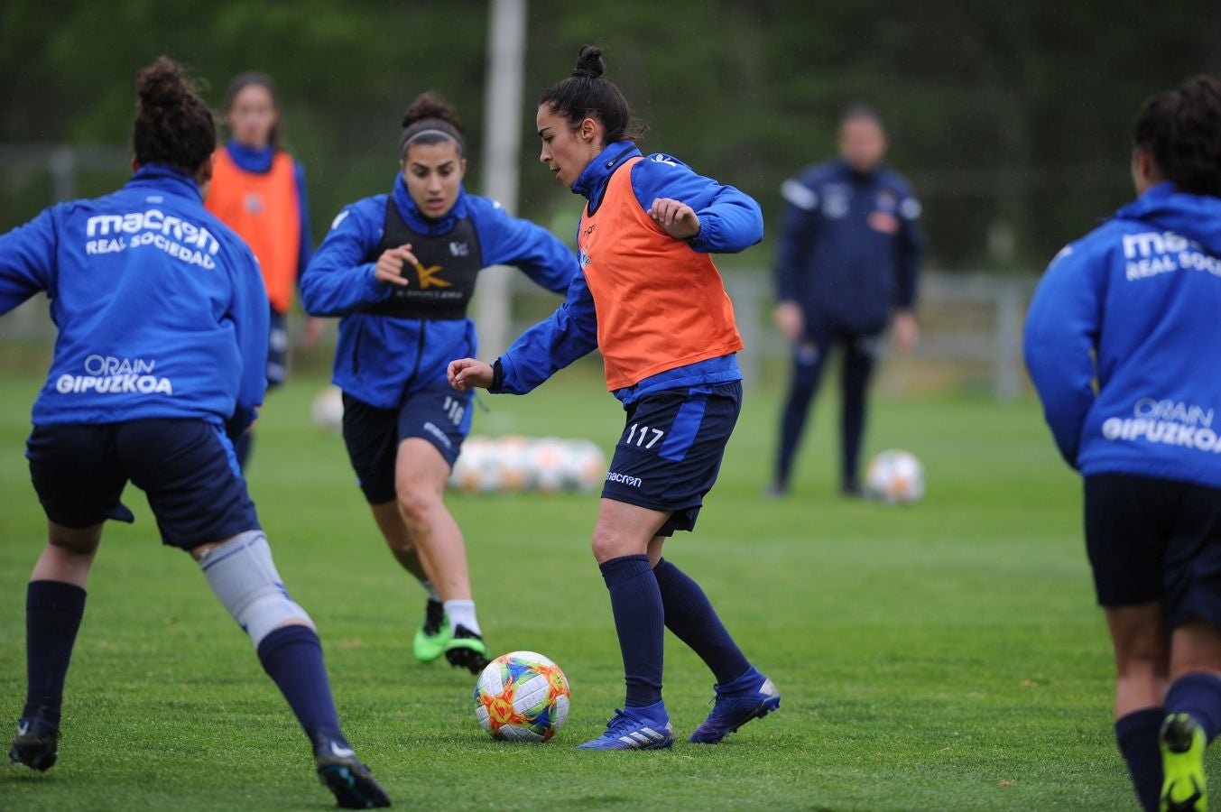 800 alumnos de distintos centros educativos de Gipuzkoa han animado a las jugadoras de la Real Sociedad
