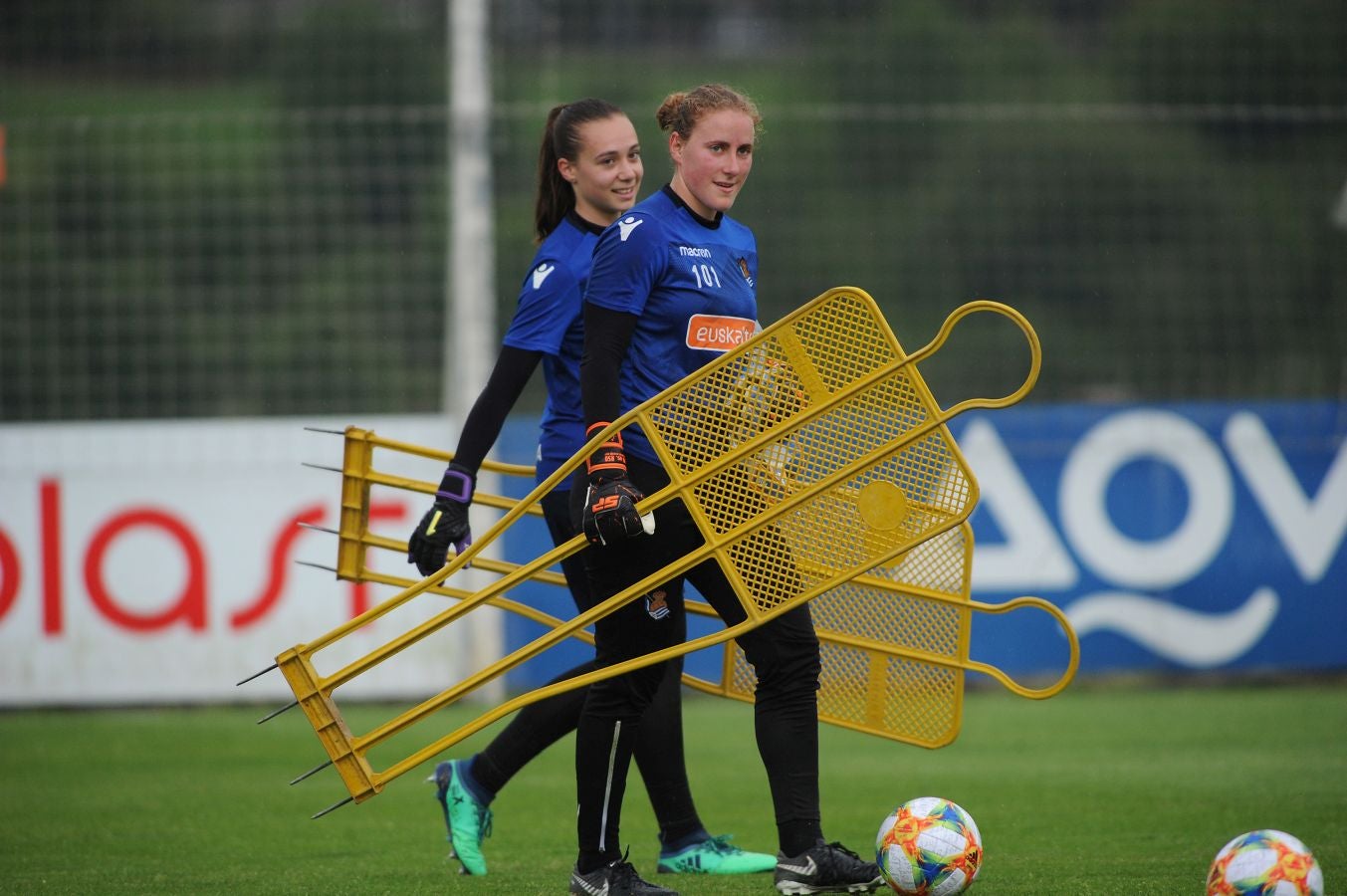 800 alumnos de distintos centros educativos de Gipuzkoa han animado a las jugadoras de la Real Sociedad