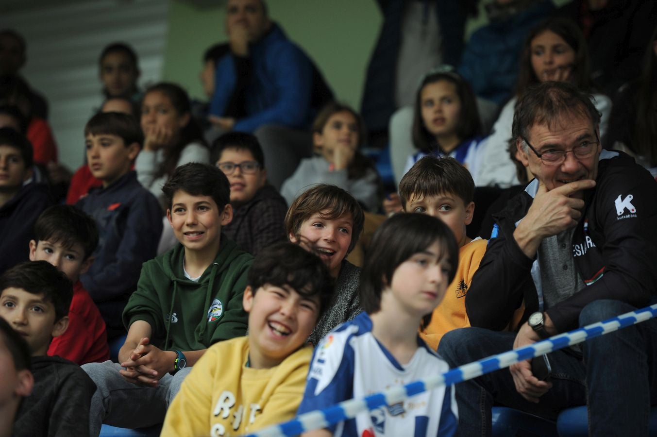 800 alumnos de distintos centros educativos de Gipuzkoa han animado a las jugadoras de la Real Sociedad