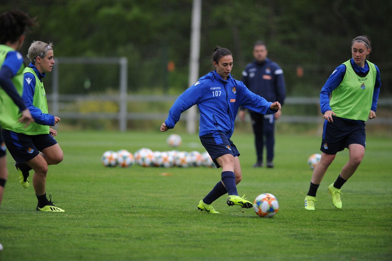 800 alumnos de distintos centros educativos de Gipuzkoa han animado a las jugadoras de la Real Sociedad