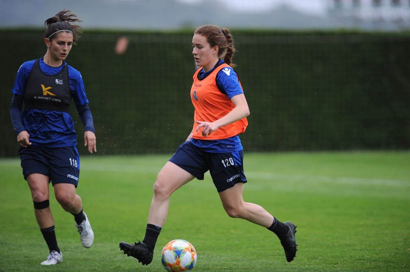 800 alumnos de distintos centros educativos de Gipuzkoa han animado a las jugadoras de la Real Sociedad