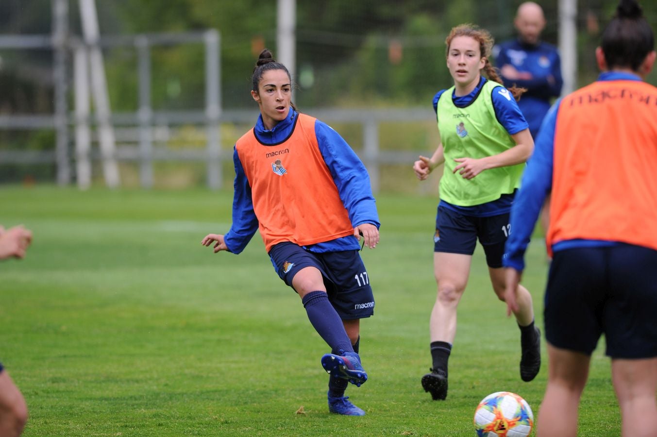 800 alumnos de distintos centros educativos de Gipuzkoa han animado a las jugadoras de la Real Sociedad