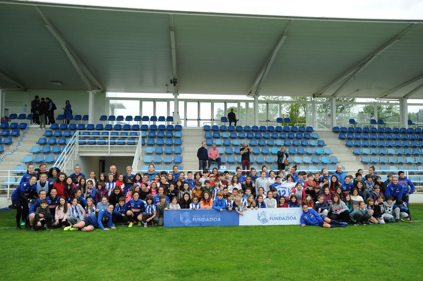 800 alumnos de distintos centros educativos de Gipuzkoa han animado a las jugadoras de la Real Sociedad