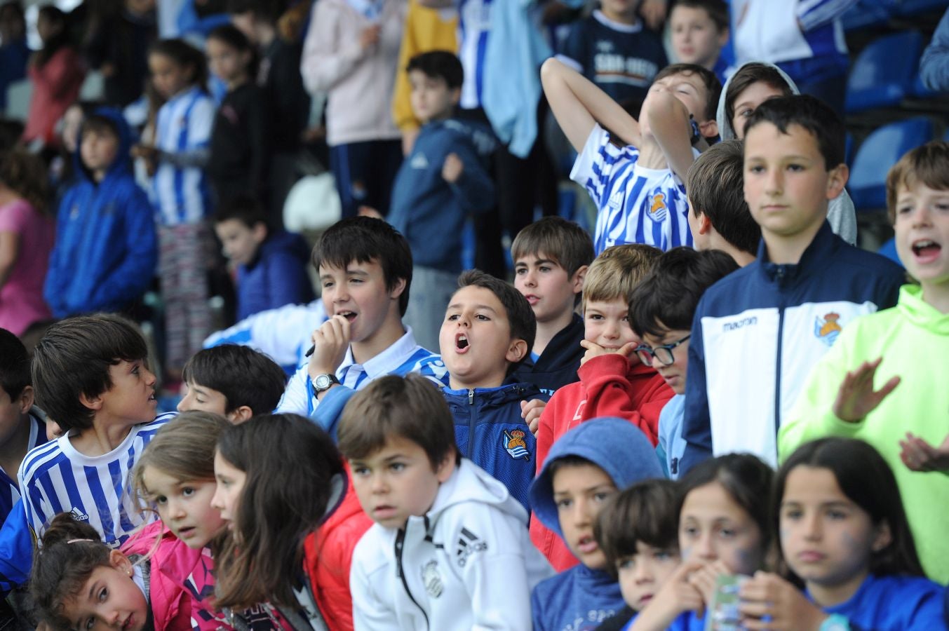 800 alumnos de distintos centros educativos de Gipuzkoa han animado a las jugadoras de la Real Sociedad