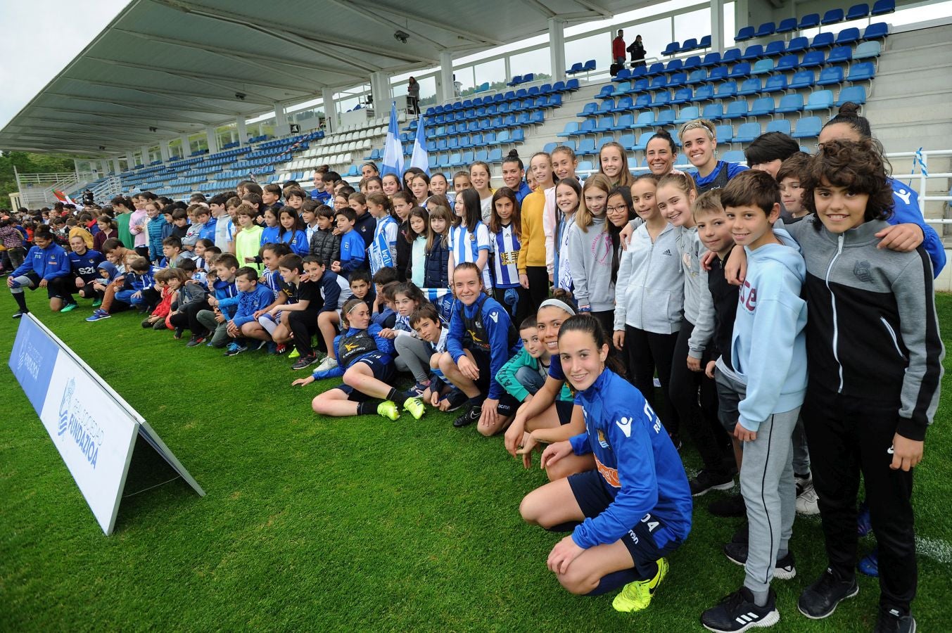 800 alumnos de distintos centros educativos de Gipuzkoa han animado a las jugadoras de la Real Sociedad