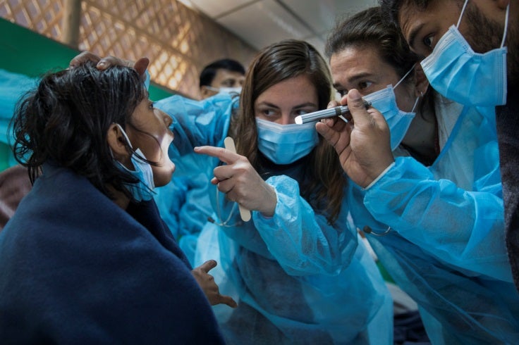 Desprotegidos .Los rohingyas tenían pocos servicios de salud a su disposición en Myanmar y pocas vacunaciones rutinarias. Estos antecedentes junto con sus difíciles condiciones de vida actuales han creado una tormenta perfecta para la aparición de epidemias. Ya ha habido brotes importantes de sarampión o difteria. El azote del monzón, con lluvias abundantes entre junio y septiembre, plantea riesgos añadidos. Hacía más de 20 años que no había una epidemia de difteria en el mundo. Muchos médicos solo conocían esta enfermedad, que puede ser letal, por los libros de texto.