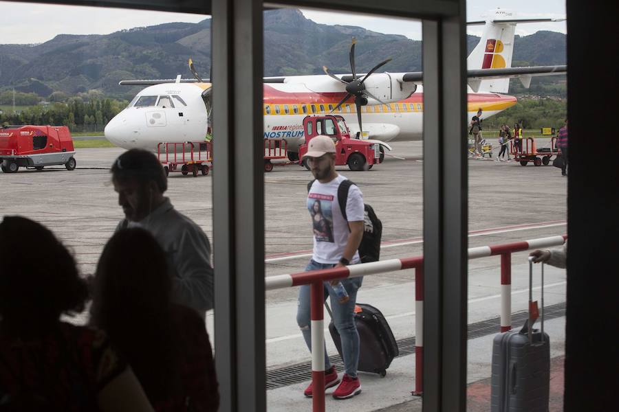Un grupo de pasajeros tras aterrizar en el aeropuerto de Hondarribia. 