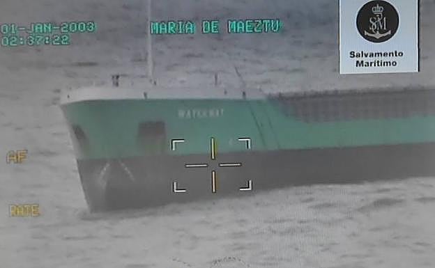 El buque embarrancado este miércoles cerca de Zumaia. 