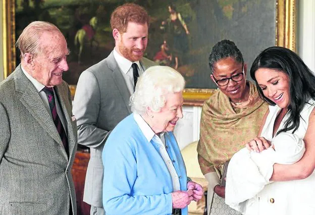 Meghan Markle muestra su bebé a la reina Isabel, el duque de Edimburgo y su madre, ante la mirada embelesada de Enrique. 