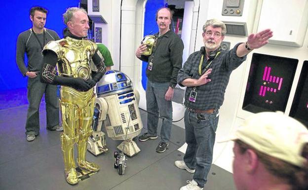 Anthony Daniels se prepara para rodar una secuencia como C-3PO bajo la dirección de George Lucas. 