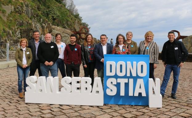 Ernesto Gasco, acompañado por los miembros de su plancha, en San Sebastián