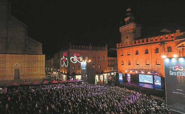 La Piazza Maggiore de Bolonia, con la basílica de San Petronio y los palacios Dei Notai y d'Accursio, abarrotada en la presentación de ayer. 