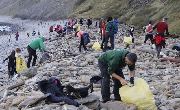 Gipuzkoa destina 30.000 euros para la recogida de basura marina en sus costas