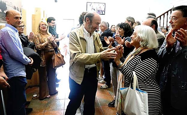 Rubalcaba en su última visita a Euskadi, en el homenaje a la sede del PSE-EE de Errenteria.