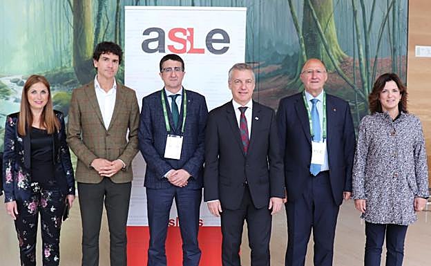 María Jesús San José, consejera de Trabajo y Justicia; Unai Rementería, diputado general de Bizkaia; Kepa Olivares, presidente de ASLE; Iñigo Urkullu, lehendakari; Josetxo Hernández, gerente de ASLE; y Beatriz Artolazabal, consejera de Empleo y Políticas Sociales