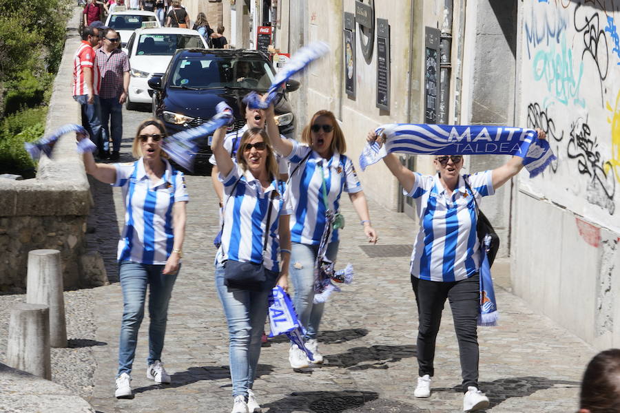 Miles de aficionados de la Real Sociedad se han desplazado a Granada para animar a las jugadoras en la final de la Copa de la Reina