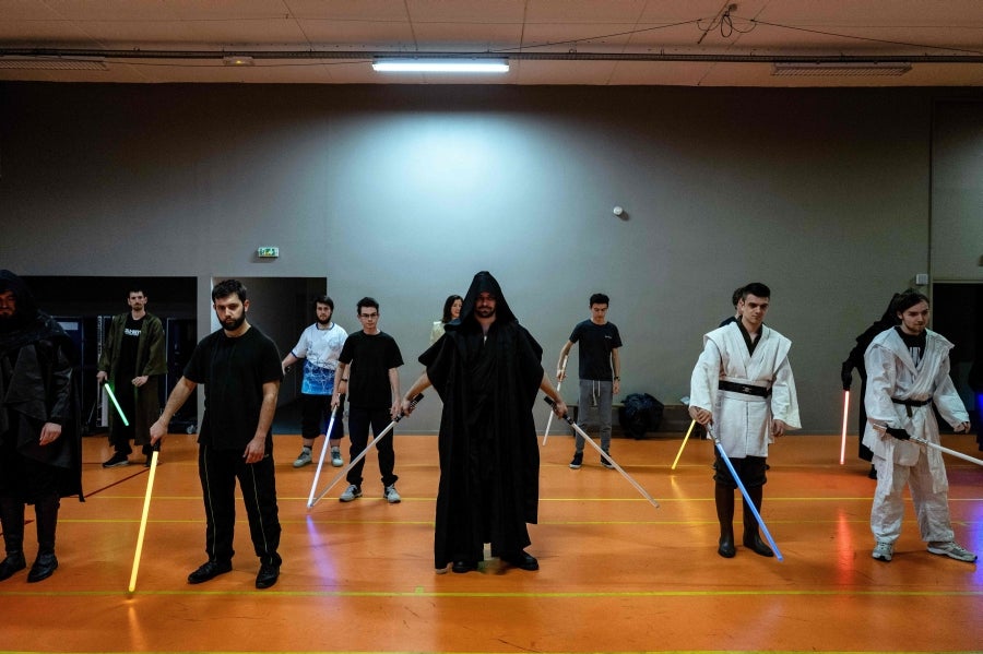La Federación Francesa de Esgrima da la bienvenida con los brazos abiertos a los nuevos miembros del club de esgrima con espada láser 'La Rapière de Lyon'. Así, los padawan participan en una sesión de entrenamiento. 
