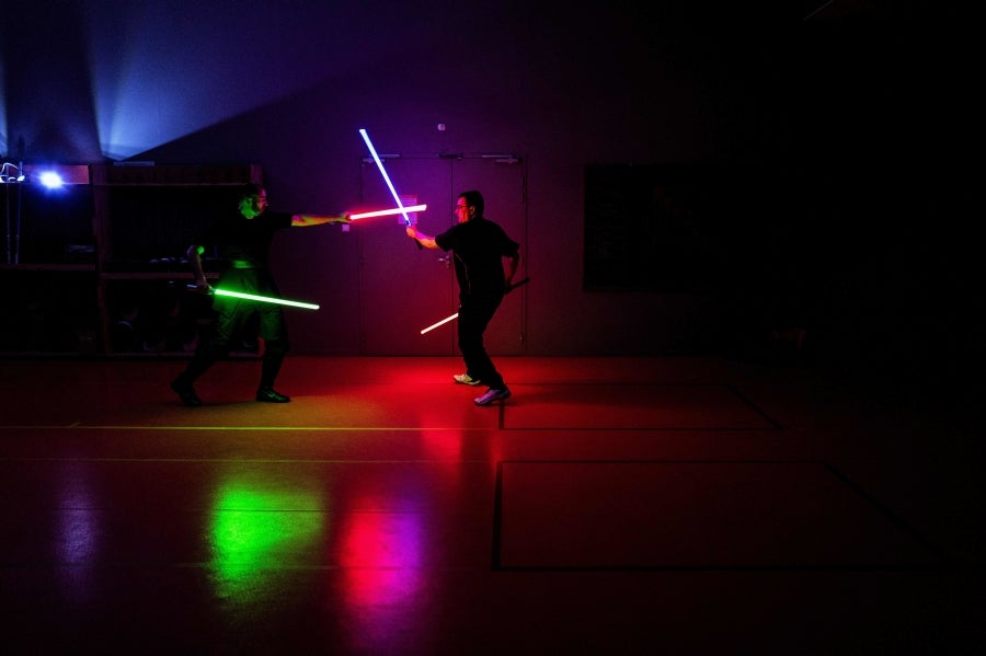 La Federación Francesa de Esgrima da la bienvenida con los brazos abiertos a los nuevos miembros del club de esgrima con espada láser 'La Rapière de Lyon'. Así, los padawan participan en una sesión de entrenamiento. 