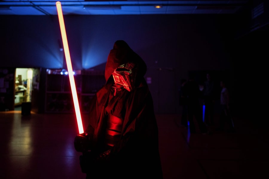 La Federación Francesa de Esgrima da la bienvenida con los brazos abiertos a los nuevos miembros del club de esgrima con espada láser 'La Rapière de Lyon'. Así, los padawan participan en una sesión de entrenamiento. 
