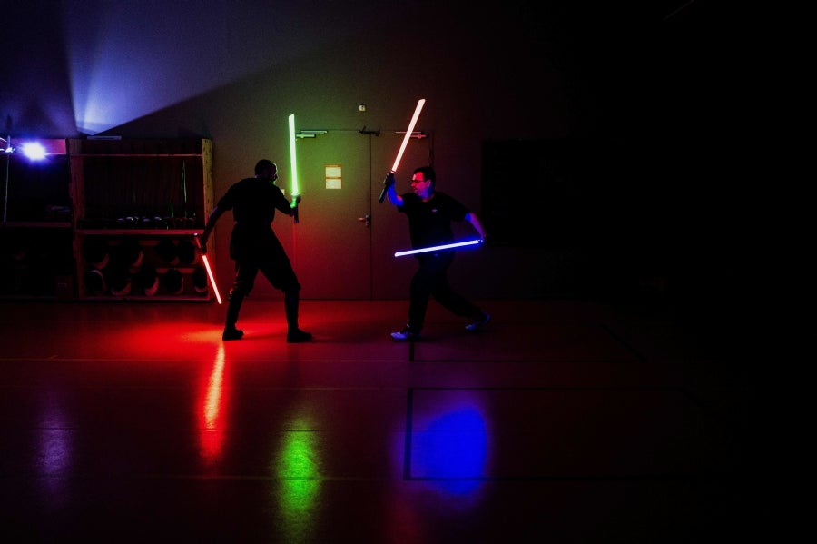 La Federación Francesa de Esgrima da la bienvenida con los brazos abiertos a los nuevos miembros del club de esgrima con espada láser 'La Rapière de Lyon'. Así, los padawan participan en una sesión de entrenamiento. 