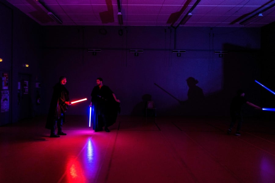 La Federación Francesa de Esgrima da la bienvenida con los brazos abiertos a los nuevos miembros del club de esgrima con espada láser 'La Rapière de Lyon'. Así, los padawan participan en una sesión de entrenamiento. 